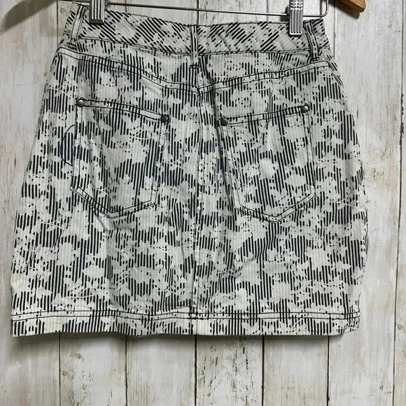 BDG Urban Outfitters Floral Print Denim Skirt Size 0 - Picture 3 of 5
